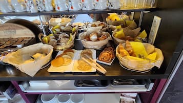 Dagelijks ontbijtbuffet (EUR 10.50 per persoon)