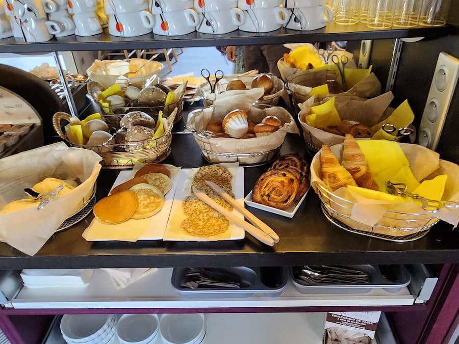 Se ofrece un desayuno bufé (12 EUR por persona)