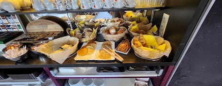 Petit déjeuner buffet servi tous les jours en supplément. Anaïs Hôtel Bourges Nord Saint-Doulchard