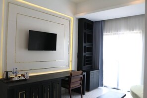 Minibar, brankas, meja kerja, dan setrika/meja setrika