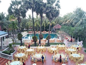 朝食、ランチ、ディナーに営業 (プールビュー)