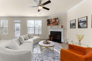 Living area - Harmony Residence on Williams Rd (Norcross)