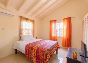 3 bedrooms, desk, iron/ironing board, travel cot - 5 Beach minutes to the beach! Family-sized villa with Tennis Court and Gym  (Saint Ann's Bay)