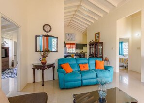 Smart-TV, Tischtennisplatte, Bücher