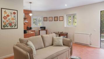 Eenvoudige cottage (Malvasia) | Woonruimte | Televisie en een open haard