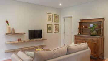 Eenvoudige cottage (Malvasia) | Woonruimte | Televisie en een open haard