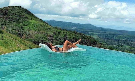Alberca. Ocean View King Suite at Vida Lotus Retreat & Spa