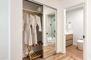 Dusj, hårføner og håndklær