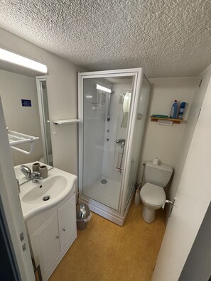 Dusche, Haartrockner, Toilettenpapier