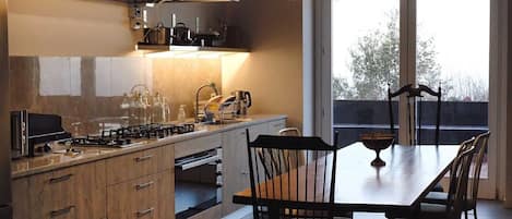 Réfrigérateur, un four, surface de cuisson, lave-vaisselle