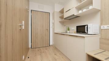 Studio, Kitchen | Private kitchen | Microwave, electric kettle, cookware/dishes/utensils, freezer