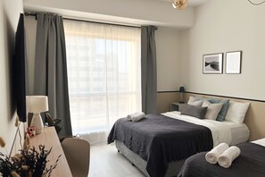 2 bedrooms, desk, iron/ironing board, travel cot - Experience Luxury Living in a Chic Beachfront 2-Bedroom Apartment in Dubai. JBR (Dubai)