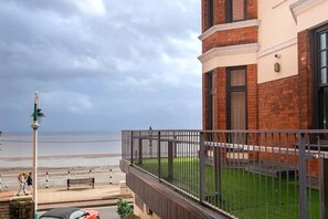 Property grounds - 1-Bedroom Apartment by the sea (Vale of Glamorgan)