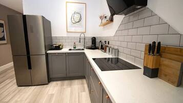 Een koelkast, een magnetron, een oven, een kookplaat