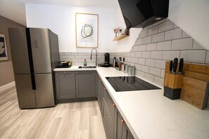 Een koelkast, een magnetron, een oven, een kookplaat