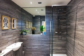 Hair dryer, towels - Seaside Bliss:1-Bedroom Apt with Sea Views (Vale of Glamorgan)