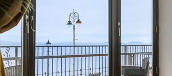 Seaside Bliss:1-Bedroom Apt with Sea Views