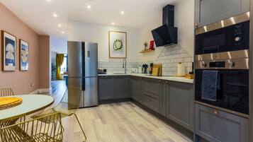 Coffee/tea maker, fridge, microwave, oven