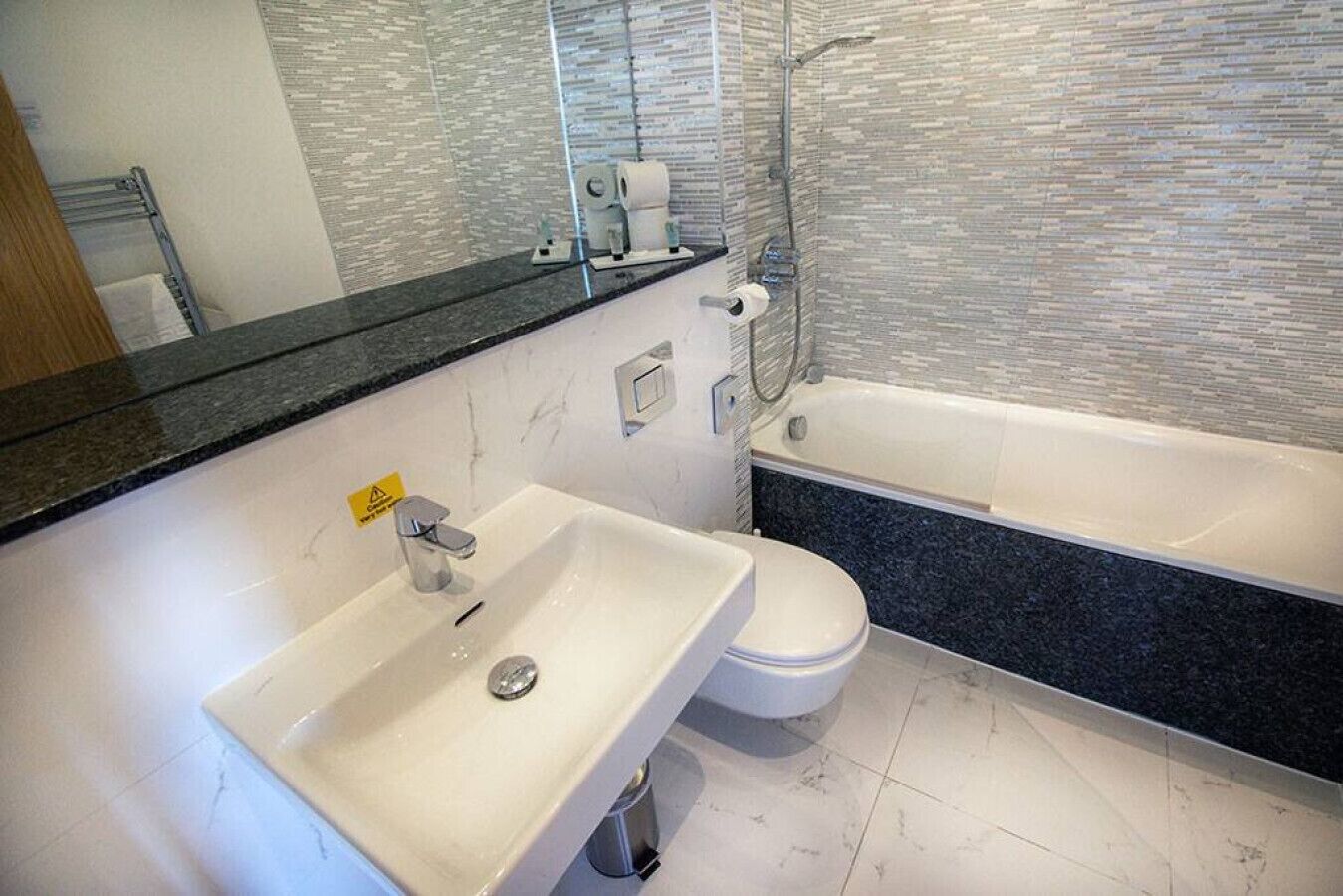 Sèche-cheveux, serviettes fournies