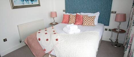 1 室のベッドルーム、デスク、アイロン / アイロン台、WiFi (無料)