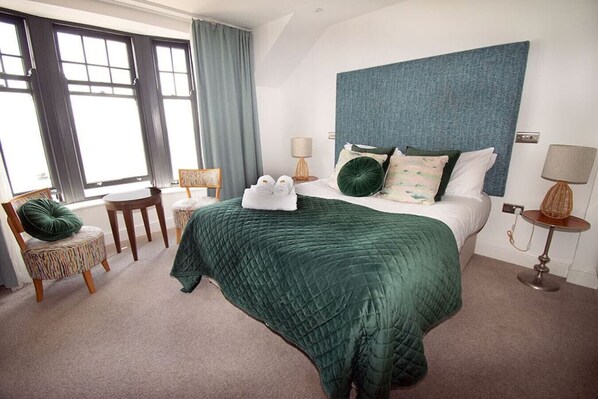 1 habitación, escritorio, tabla de planchar con plancha y wifi 