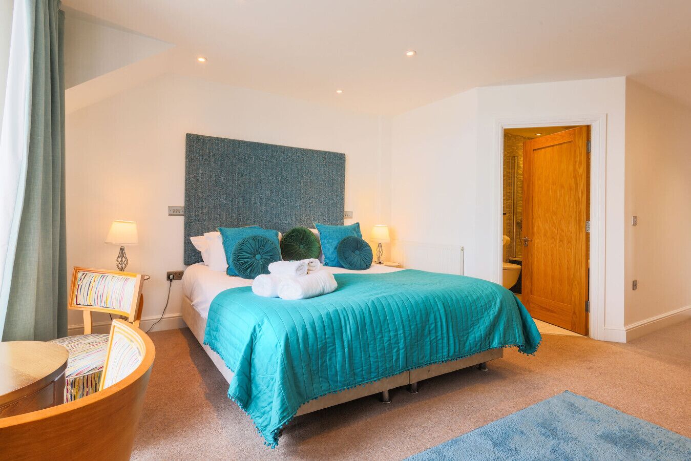 1 habitación, escritorio, tabla de planchar con plancha y wifi 