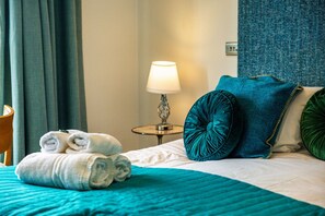 1 habitación, escritorio, tabla de planchar con plancha y wifi 