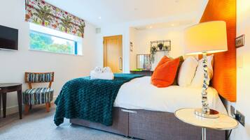 1 bedroom, desk, iron/ironing board, WiFi