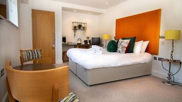 1 bedroom, desk, iron/ironing board, WiFi