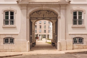 Property entrance - Locke de Santa Joana (Lisbon)