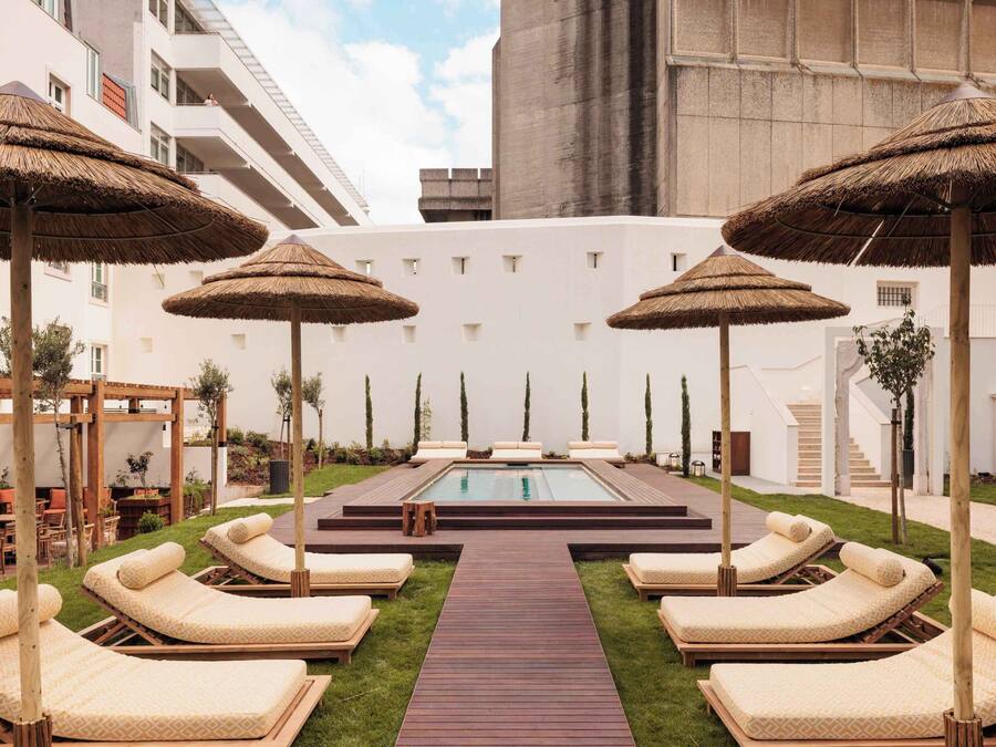 Piscina externa sazonal, guarda-sóis, espreguiçadeiras