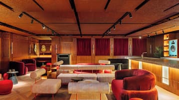 Un interior moderno con una zona de bar, asientos y una cocina.