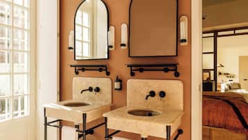 Santa Joana Residence | Bathroom | Shower, hair dryer, towels