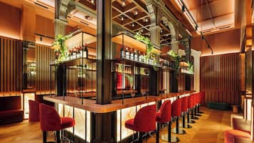 3 bars/lounges, cocktail bar, cocktail bar