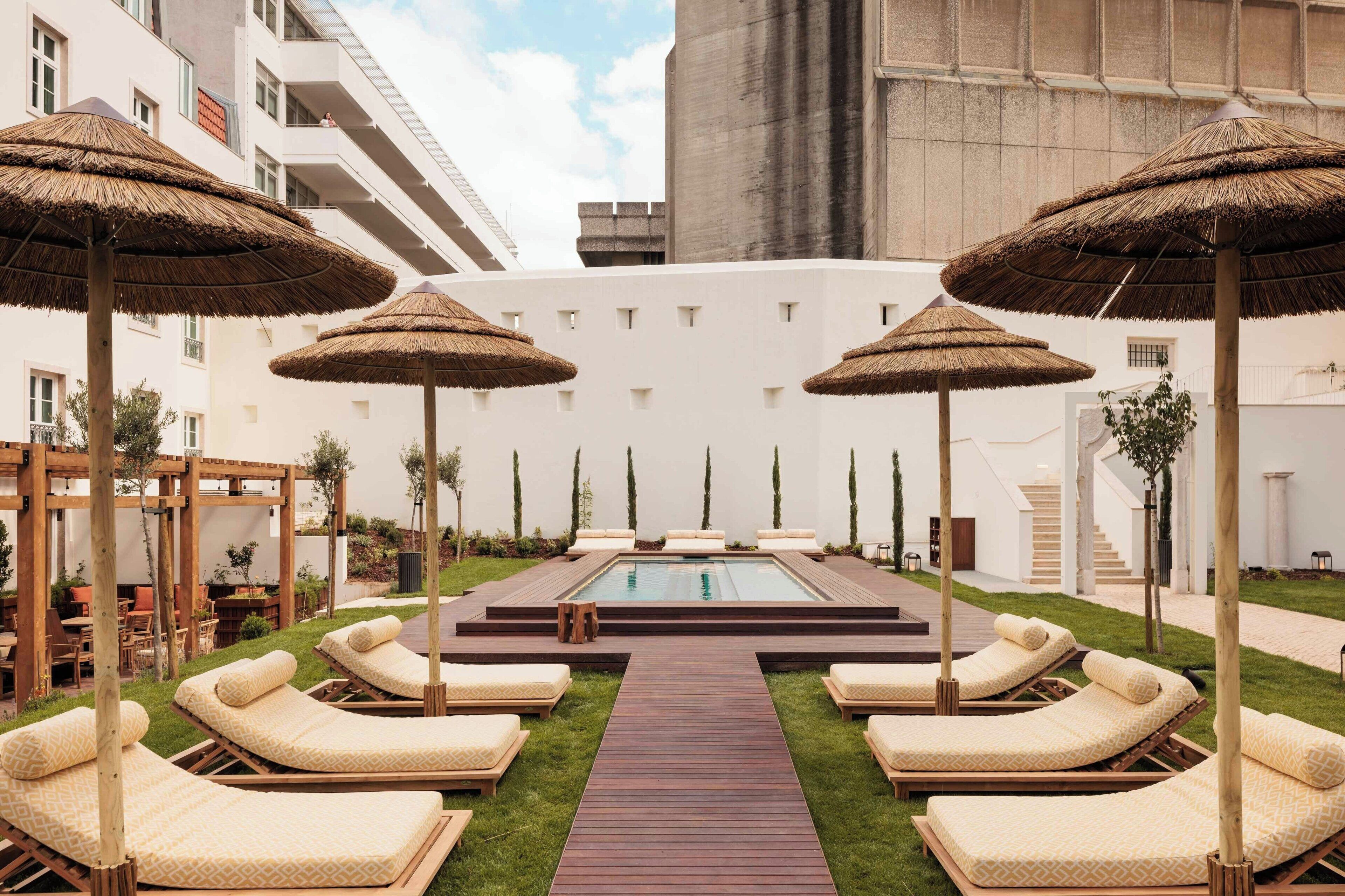 Piscine extérieure (ouverte en saison), parasols de plage