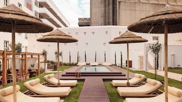 季節性室外泳池;泳池傘、躺椅