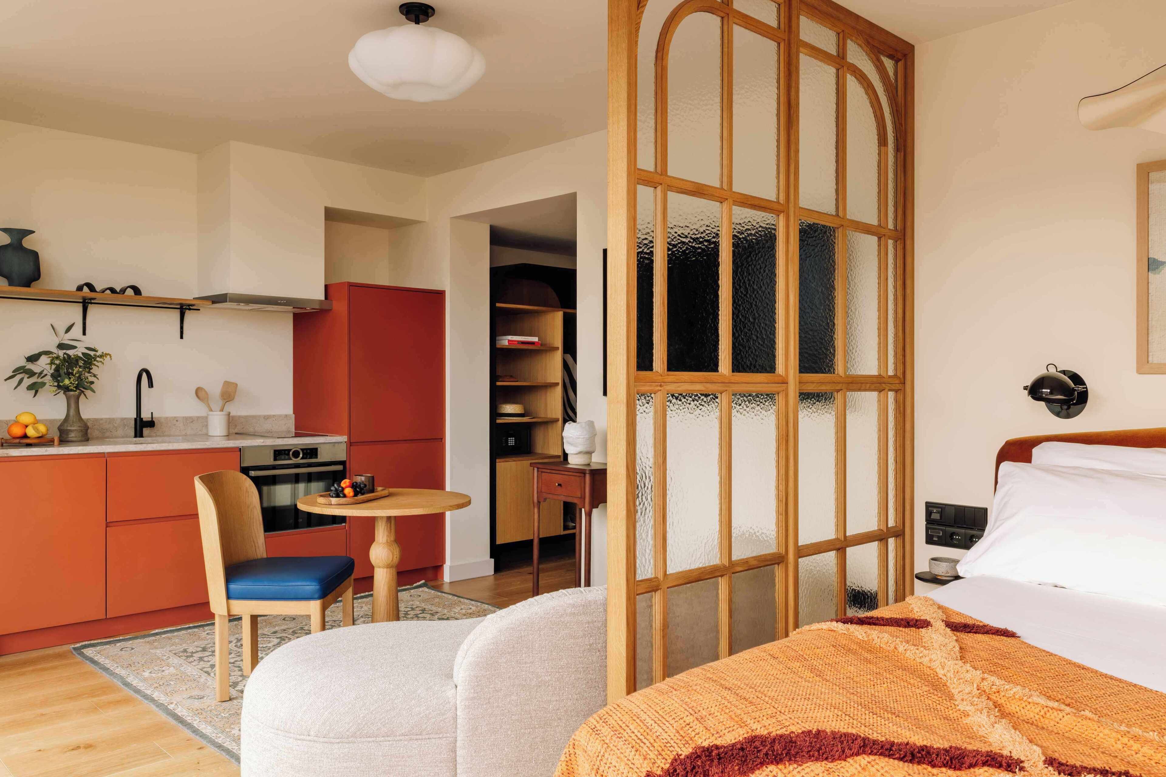 Terrace Suite | Värdeförvaringsskåp på rummet, skrivbord och arbetsyta för laptop