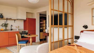 Terrace Suite | VÀrdeförvaringsskÄp pÄ rummet, skrivbord och arbetsyta för laptop