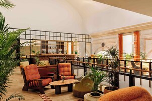 3 bars/lounges, cocktail bar, cocktail bar