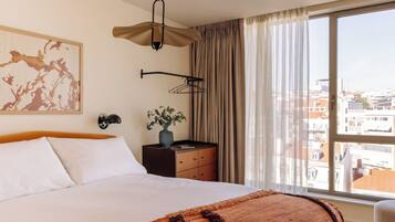 One Bedroom Suite with Terrace | Una cassaforte in camera, una scrivania, postazione laptop