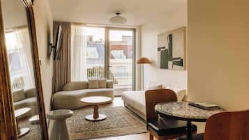 Una sala de estar moderna con un sofá, una mesa de centro y una mesa de comedor.