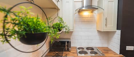 Geladeira, micro-ondas, fogão, cooktop
