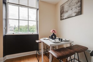 Dining - Dale Street - Modern City Centre Apartment (Liverpool)