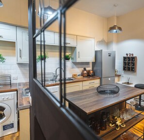 Fridge, microwave, oven, stovetop - Dale Street - Modern City Centre Apartment (Liverpool)