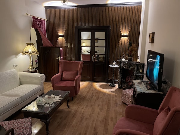 Deluxe Twin Room | Living area | 50-inch LED TV with satellite channels, pay movies - Wonderful Apartment Place in Dokki (Giza)