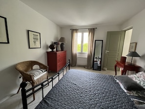 2 bedrooms, iron/ironing board, travel cot, free WiFi - Villa T3 de 70m² Avec 4 Couchages et Jardin (Bollène)