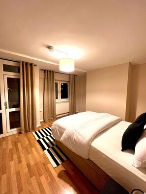 Apartamento | 2 quartos, Wi-Fi de cortesia, roupa de cama