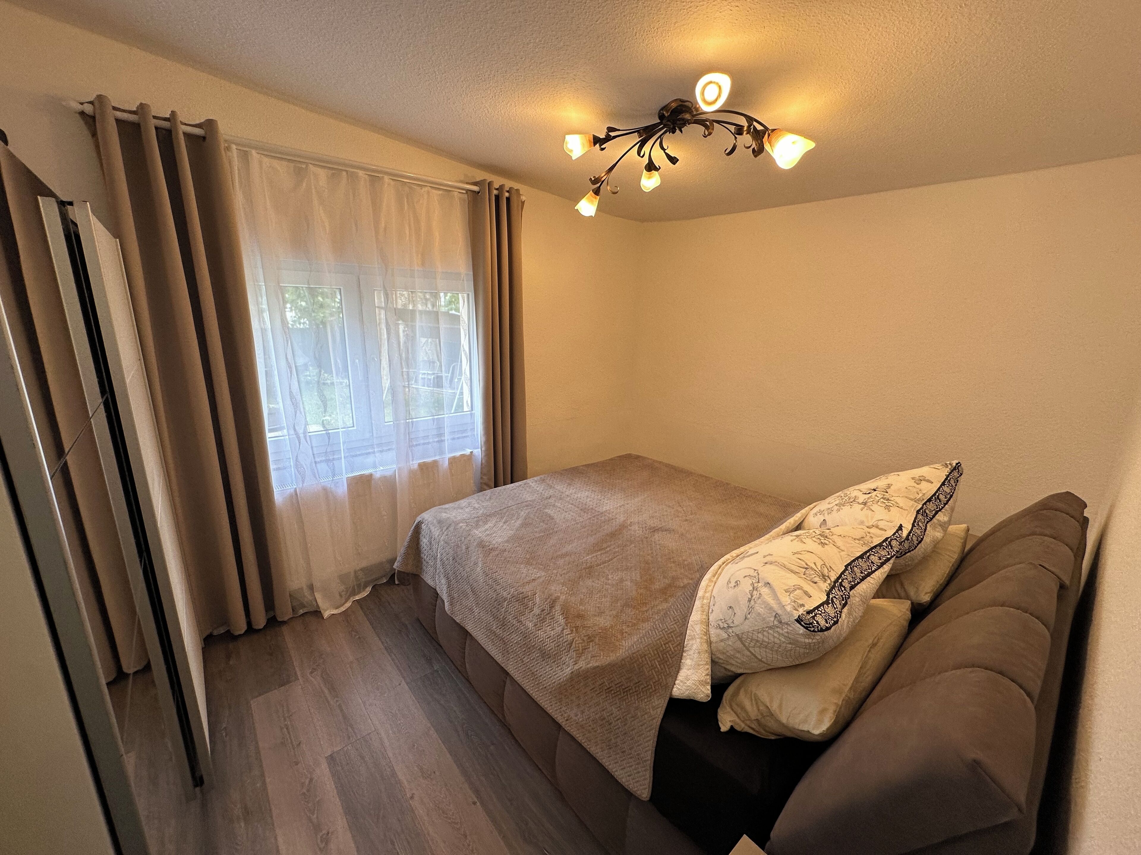 1 chambre, bureau, fer et planche à repasser, lit parapluie