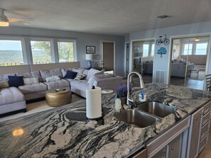 Smart TV, videogiochi, libri, videoteca