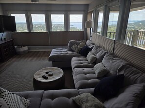 Smart TV, videogiochi, libri, videoteca